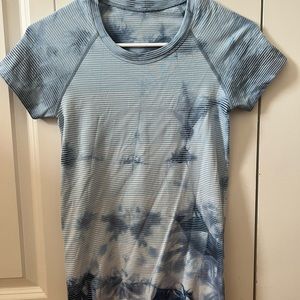 Lululemon Blue/White Wash Tie Dye Swiftly Tech 2.0 - Size 4